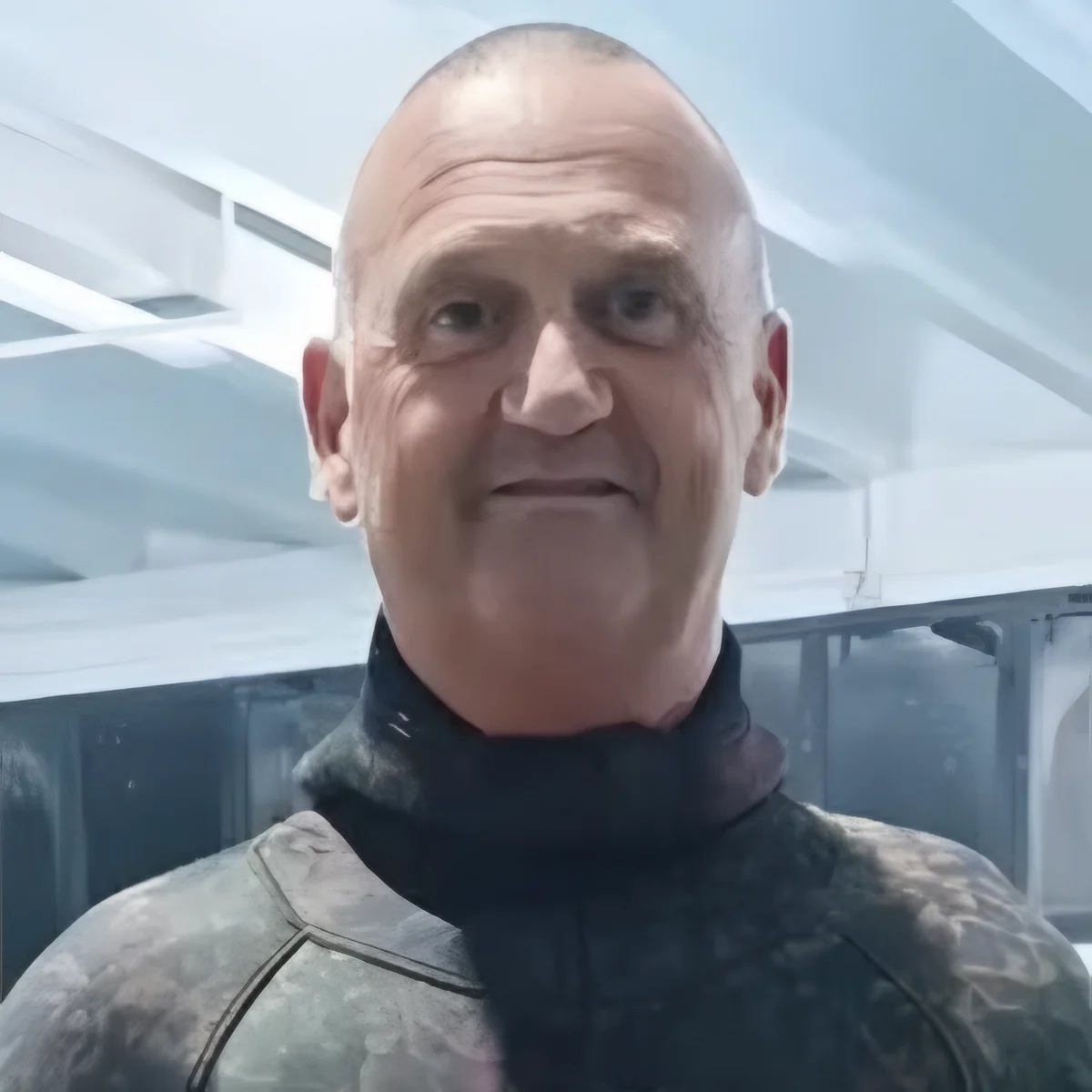 Ciro Longobardi in muta da apnea a bordo vasca
