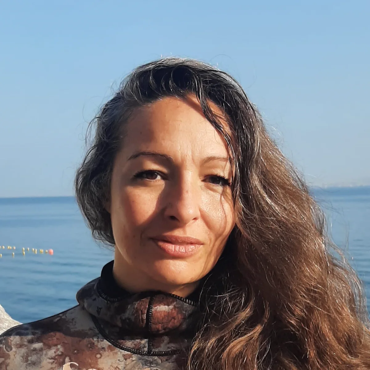 Elena Bartolacci in muta da apnea davanti al mare
