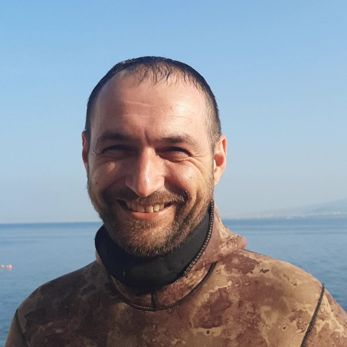Giovanni Vitale in muta da apnea davanti al mare