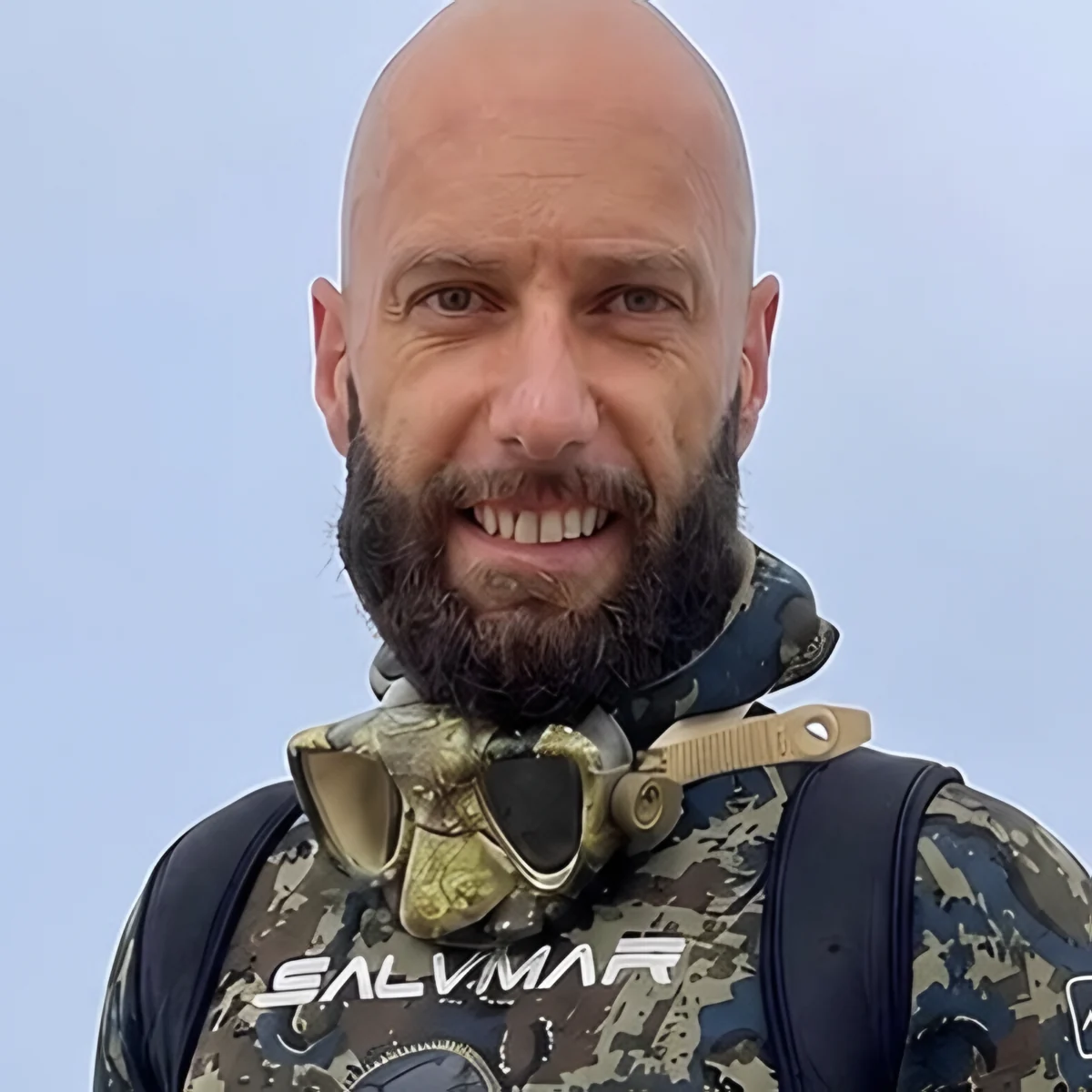 Raffaele Lisbona in muta da pesca in apnea sulla spiaggia